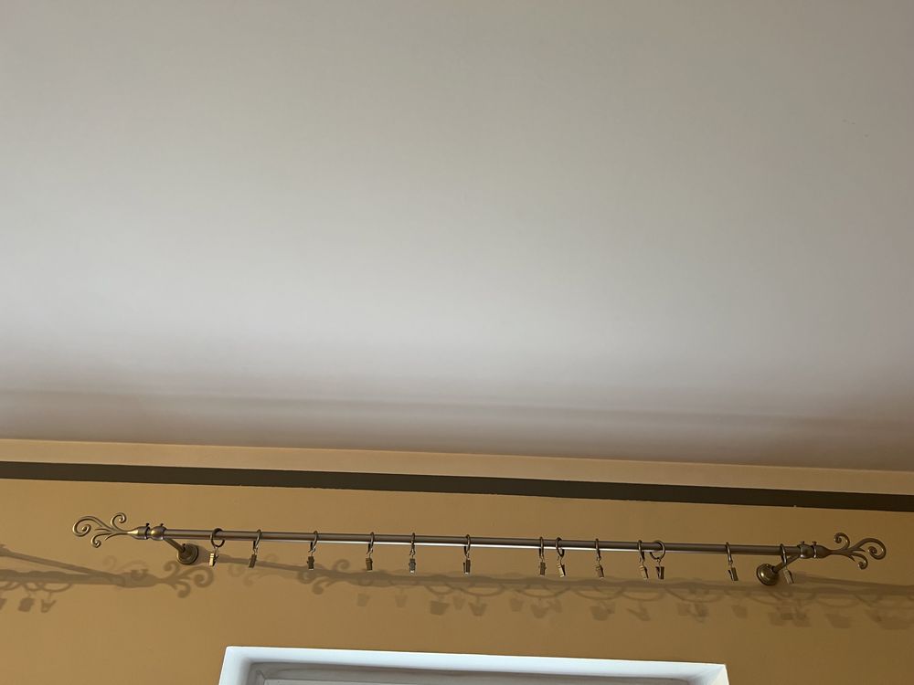 Karnisz metalowy w kolorze srebrnym