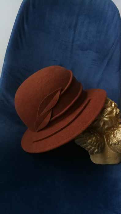 Efektowny kapelusz w kolorze czekoladowego brązu na jesień