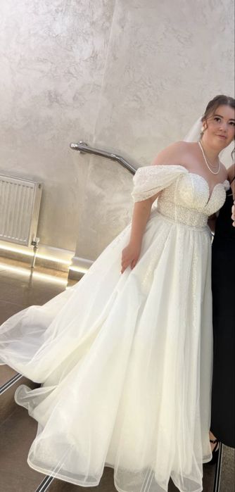 Ніжна весільна сукня