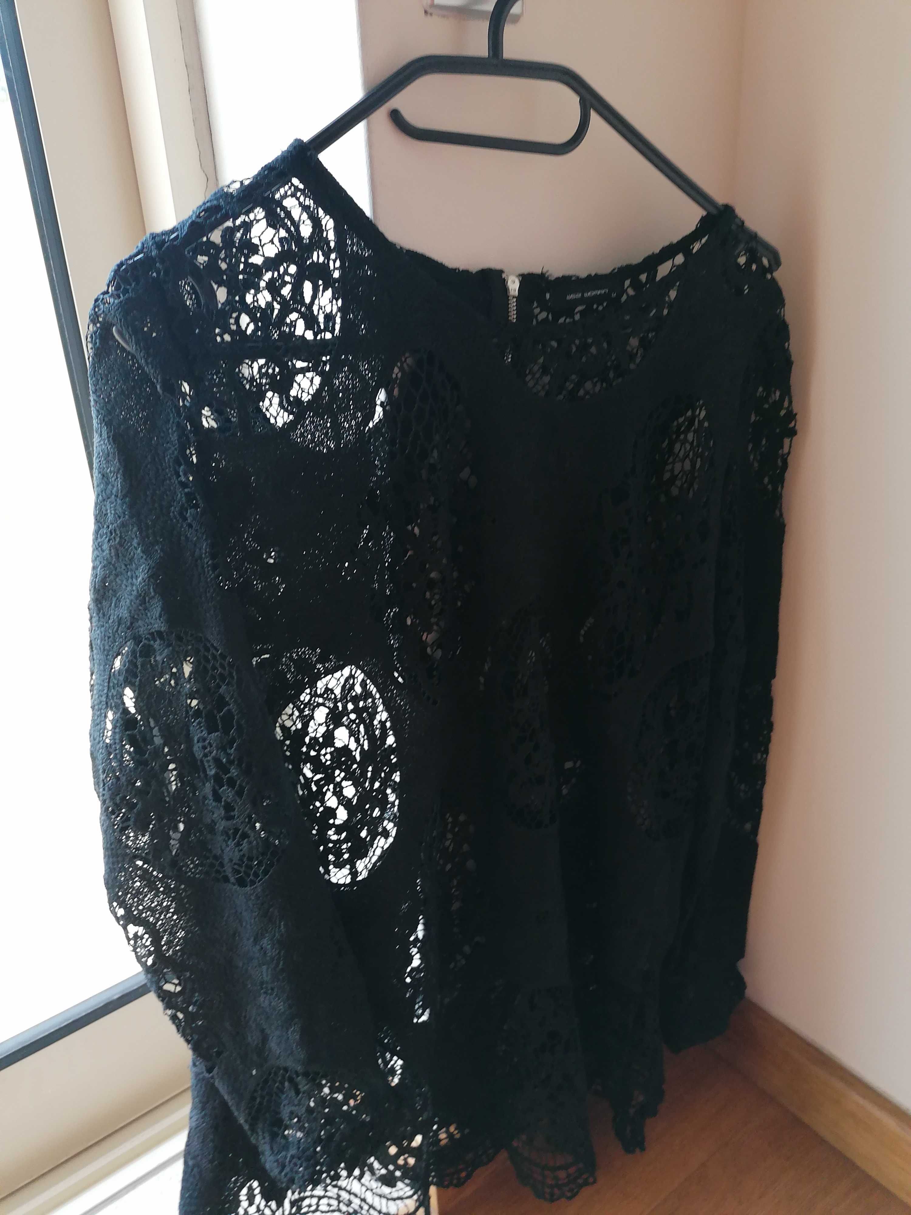 Blusa preta em renda de malha.