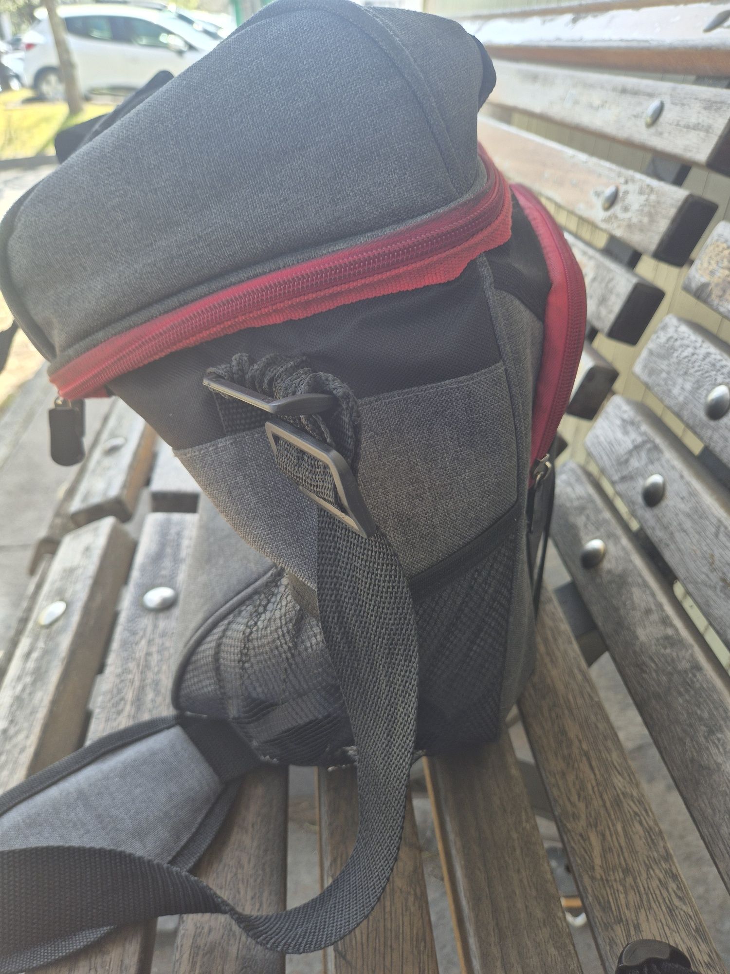 Vendo ou troco mala térmica grilo, de cor cinza/vermellha 25L