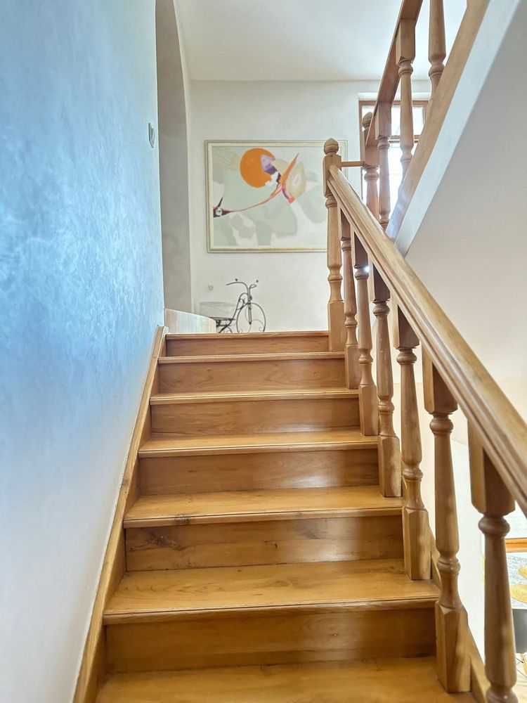 Оренда сімейного будинку біля міста — 300 м²