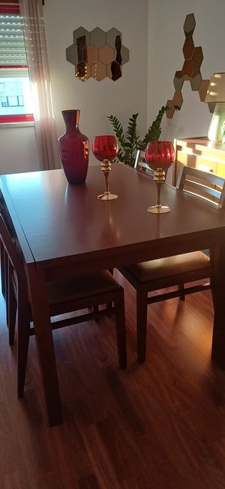 Mesa de jantar extensível e 4 cadeiras