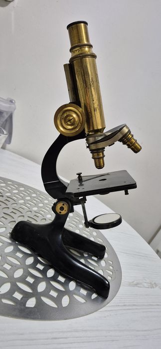 Jak widać na zdjęciu Mikroskop na sprzedaż bez akcesoriów.