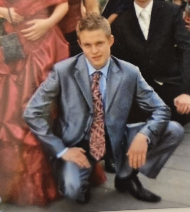 Garnitur męski,  młodzieżowy 3 części typu slim,  stan idealny.