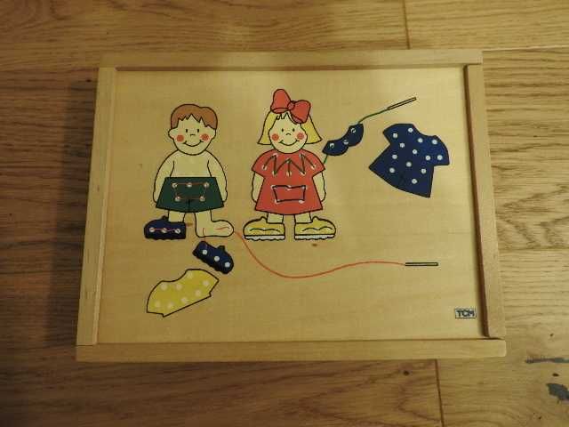 Sznurowanka chłopiec i dziewczynka ubranka i buciki drewniana