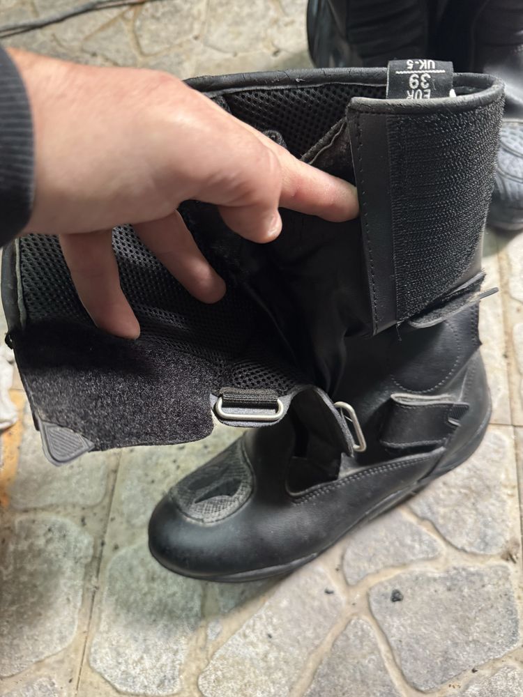 Casaco e dois pares de botas