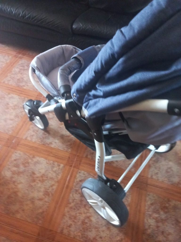 Carro de bebé e alcofa