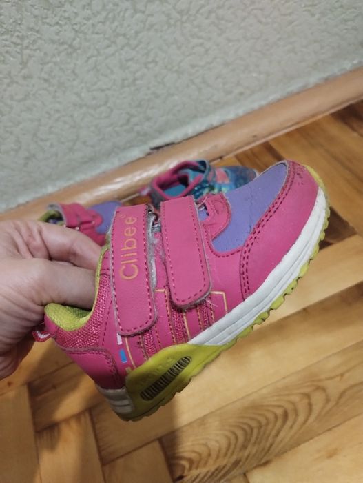 Отдам кроссовки на девочку