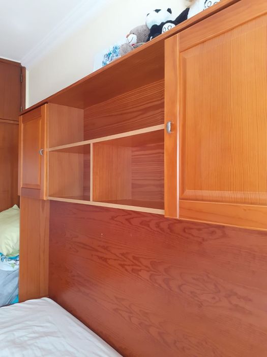 2 camas com armário de cabeceira