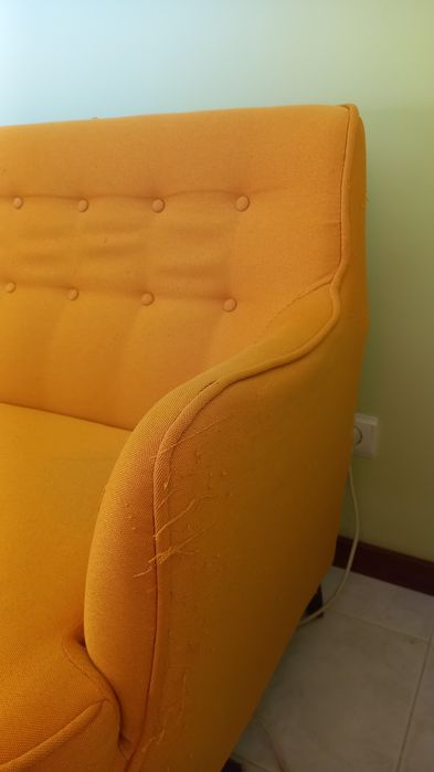 Sofá 2-3 lugares amarelo