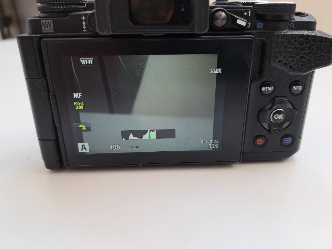 Olympus OM-D E-M5 II