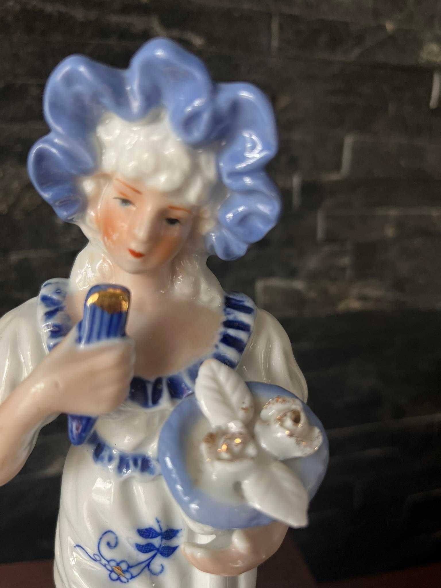 Dama porcelanowa figurka błękitna sygnowana