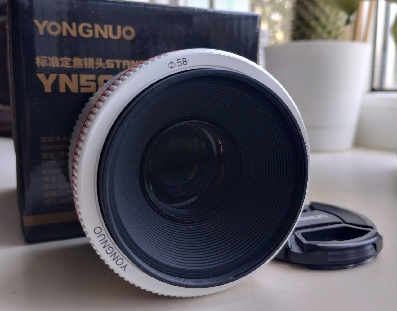 Об'єктив Yongnuo YN 50mm F1.8 для Canon білого кольору