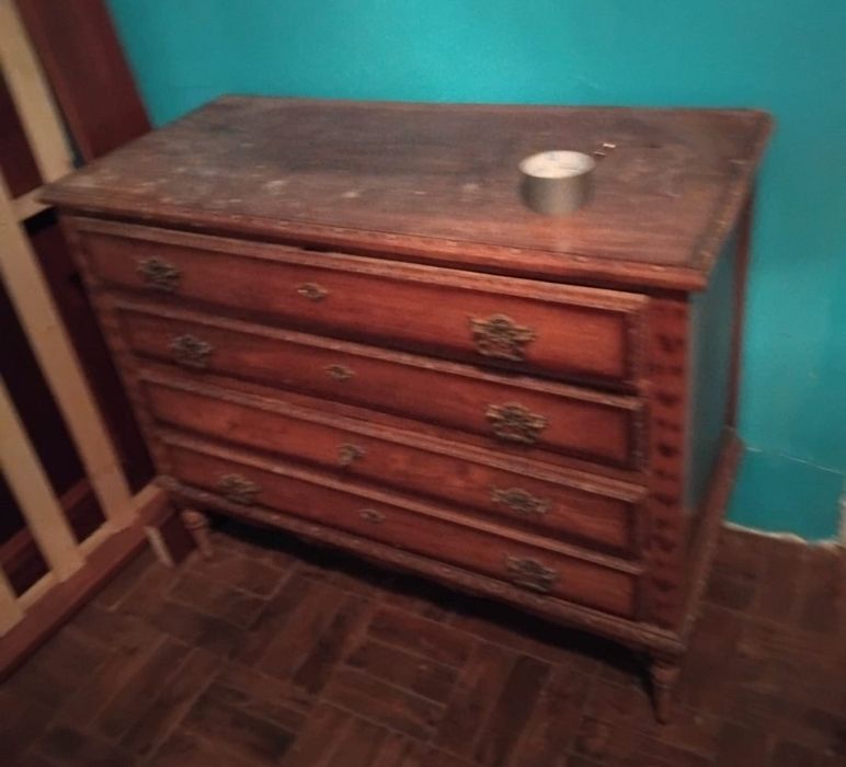 Cómoda antiga de madeira