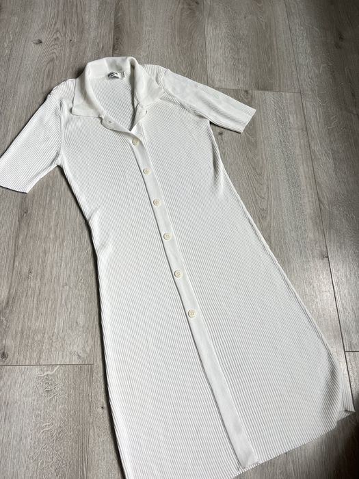 Біла сукня в рубчик
