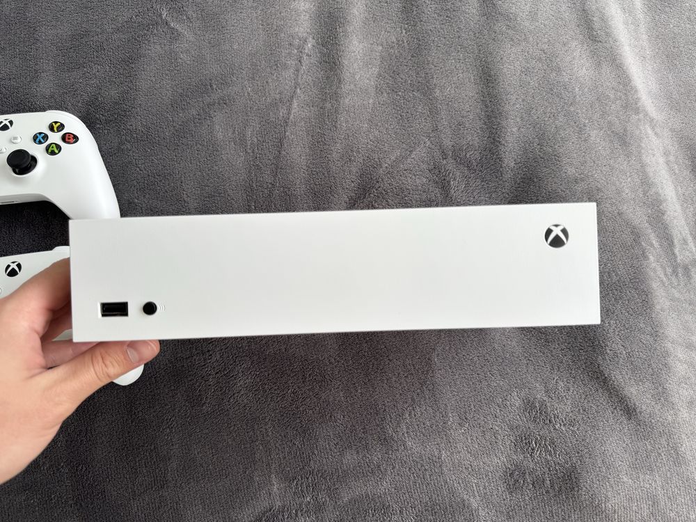 Xbox Series S з двома геймпадами