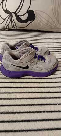 Buty sportowe Nike rozmiar 28.5, długość wkładki 19cm.  Zapraszam.