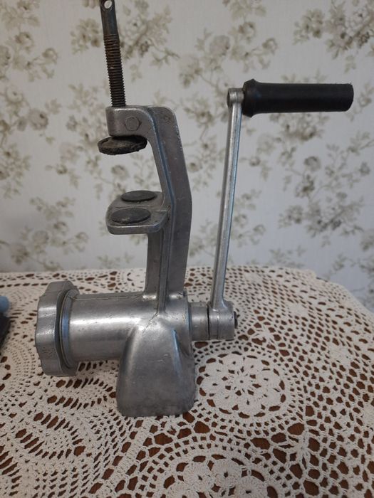 Мясорубка ручна в доброму стані