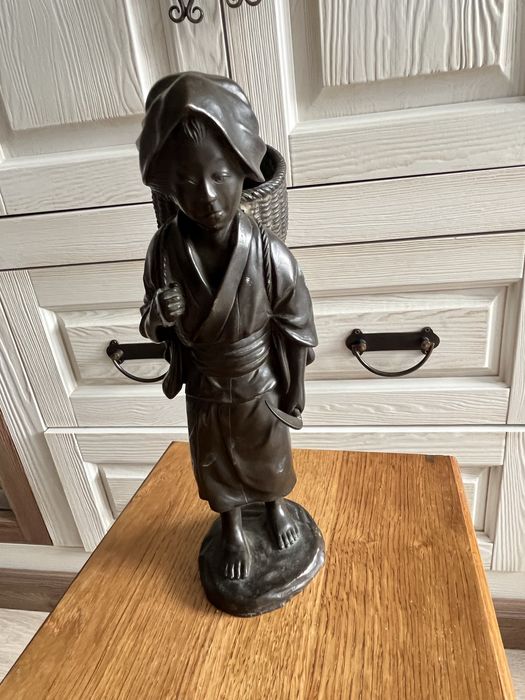 Japońska figura z brązu – postać z koszem – sygnowana