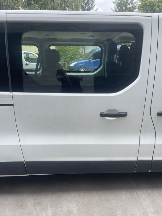 Дверь боковая двері здвижні праві Renault Trafic 3 Opel Vivaro