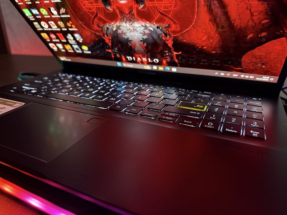 Шикарный игровой ноутбук Asus Vivobook Oled + комплект девайсов