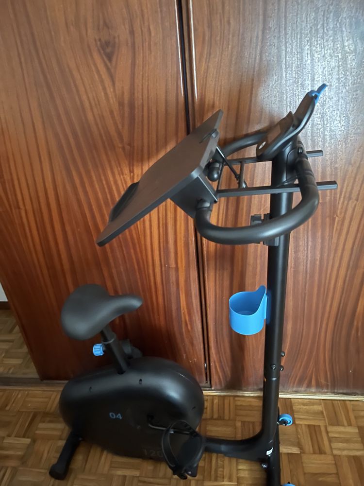 Bicicleta estática com suporte para dispositivos móveis