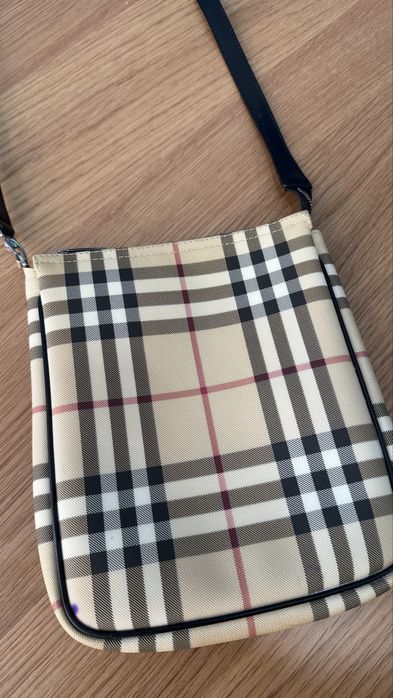 Mala Burberry  bem conservada