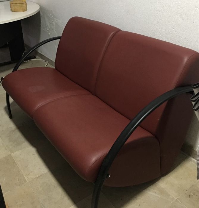 Sofá de 2 lugares e mesinha como novos