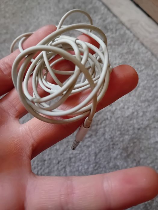 Białe przewodowe sluchawki iPhone