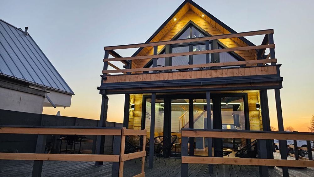 Wolne terminy, dom letniskowy z prywatną plażą i jacuzzi nad jeziorem.