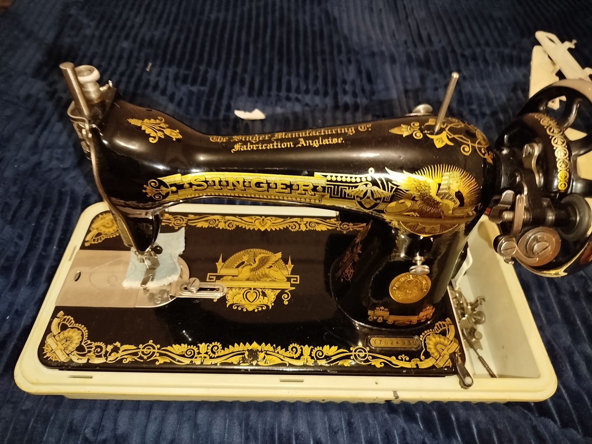 Máquina de costura Singer com mala de transporte