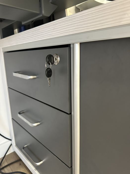 Solidne biurko narożne