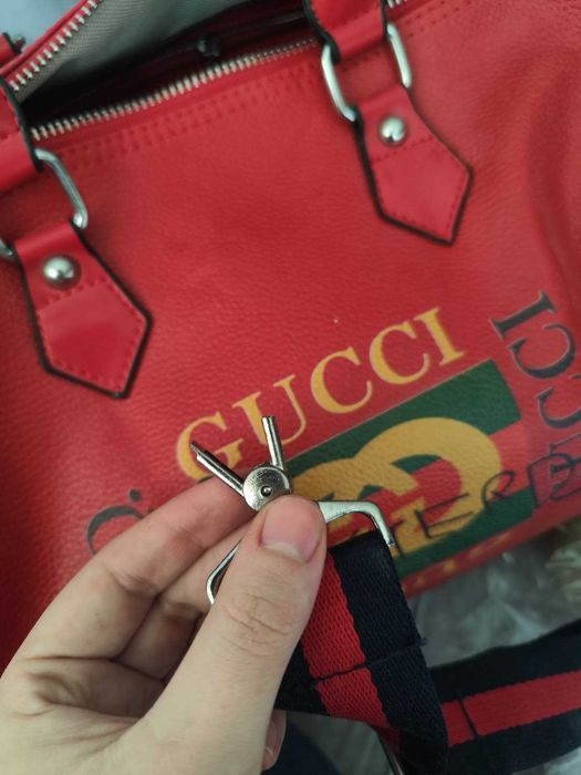 Czerwona torebka kuferek