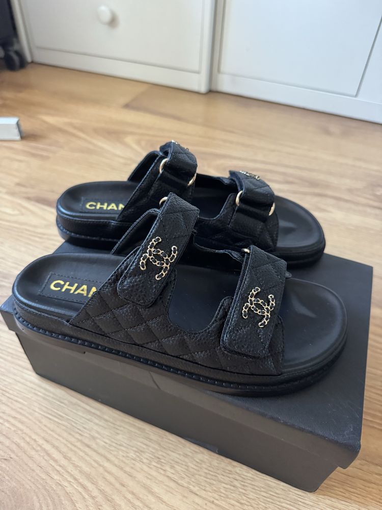 Czarne klapki Chanel 39