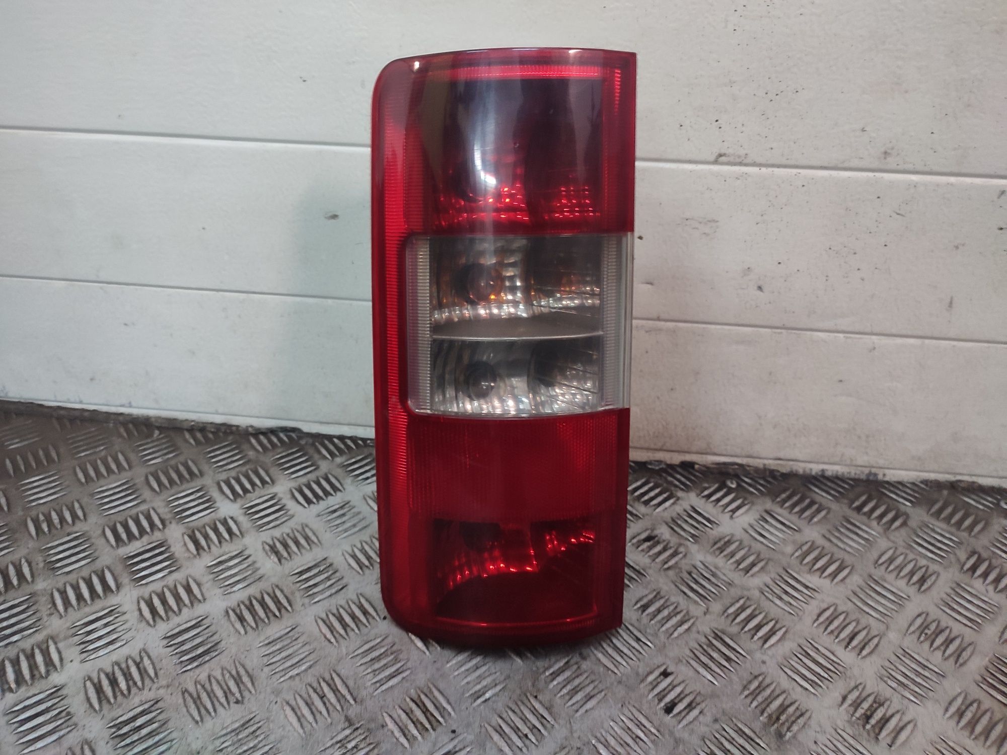 Ford Transit Connect I 02-13r lampa lewy tył tylna