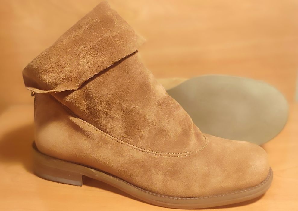 Botas em pele. Novas