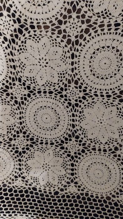 Biała, ładna serwetka szydełkowa