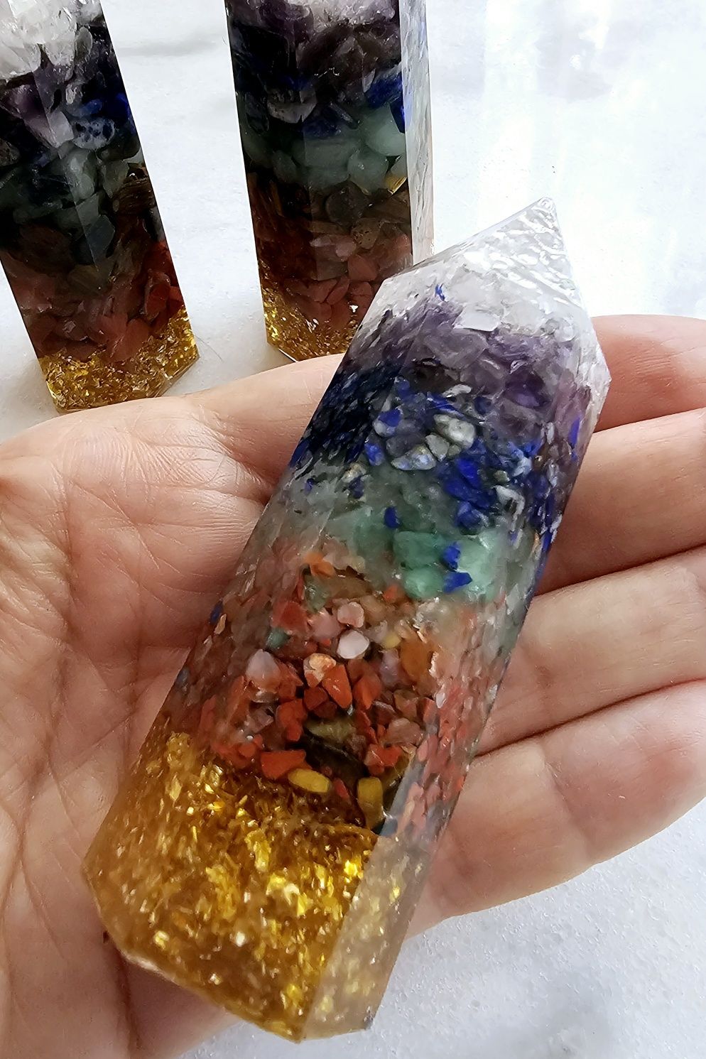 Obelisco Orgonite c/ Pedras dos Chakras