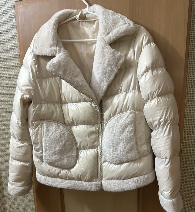 Куртка красивого молочного кольору
