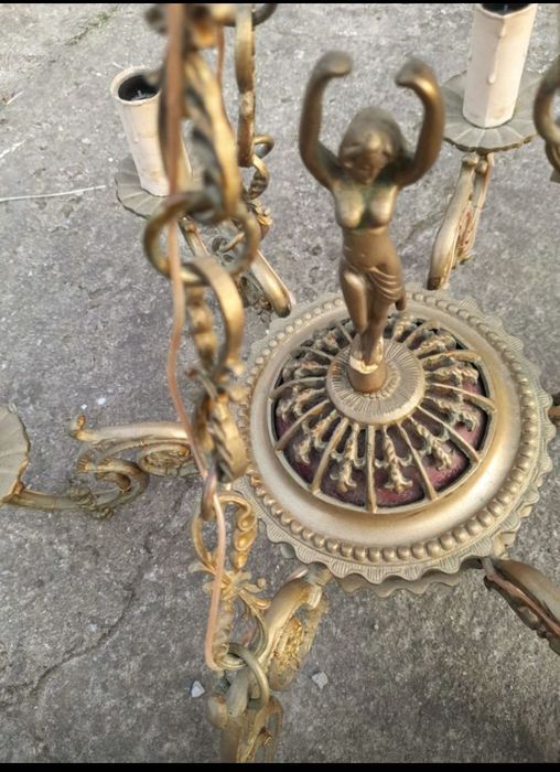 Mosiężny ,wiekowy żyrandol sprzedam .