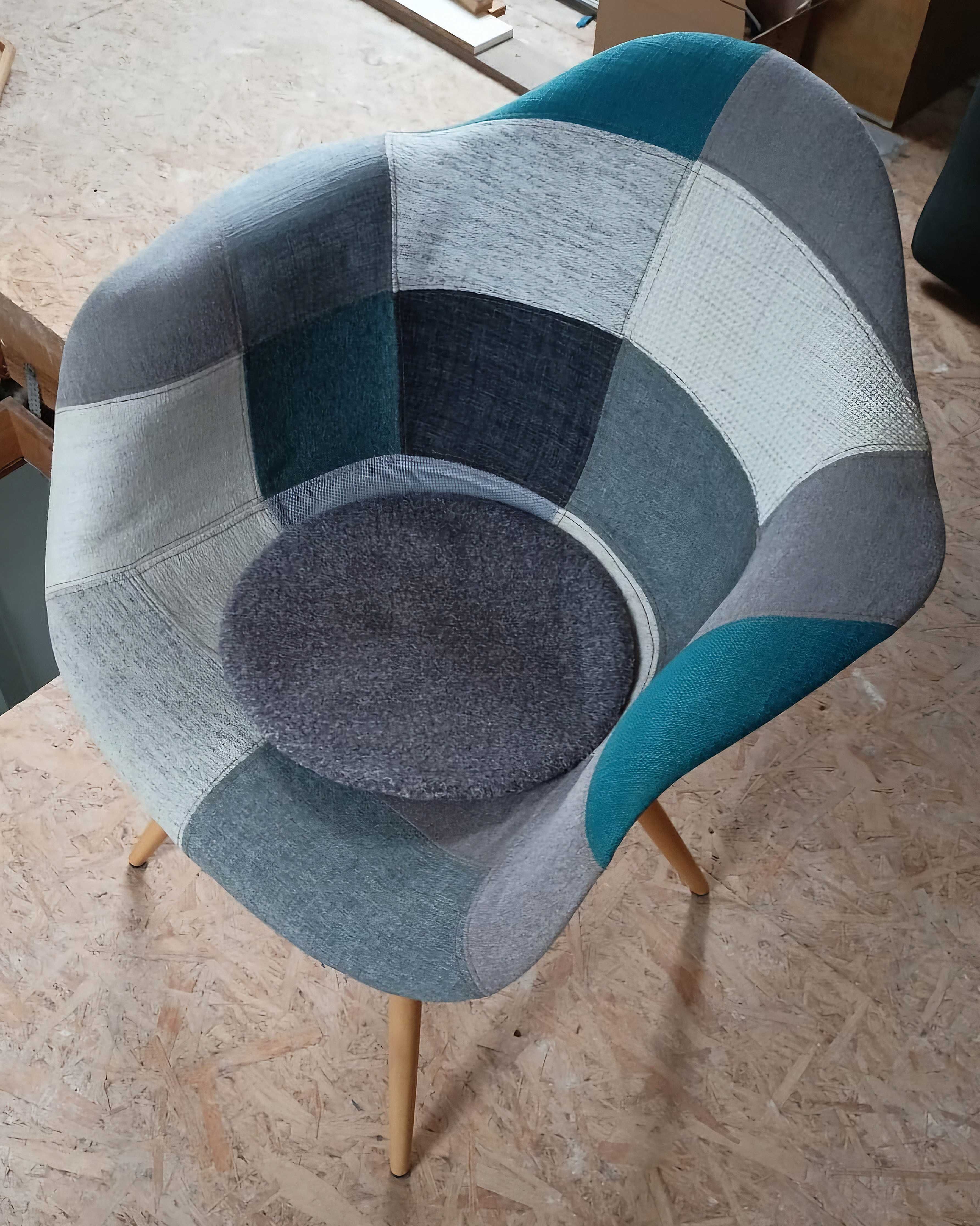 Krzesło z podłokietnikami we wzór patchwork