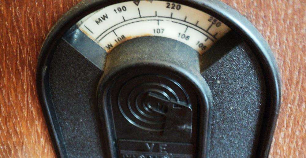 Radio antigo de madeira dos anos 70-80 - a tocar bem