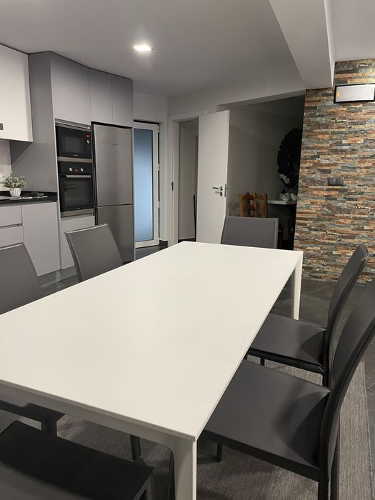 Mesa de sala de jantar BoConcept branca lacrada + 6 cadeiras cinzentas