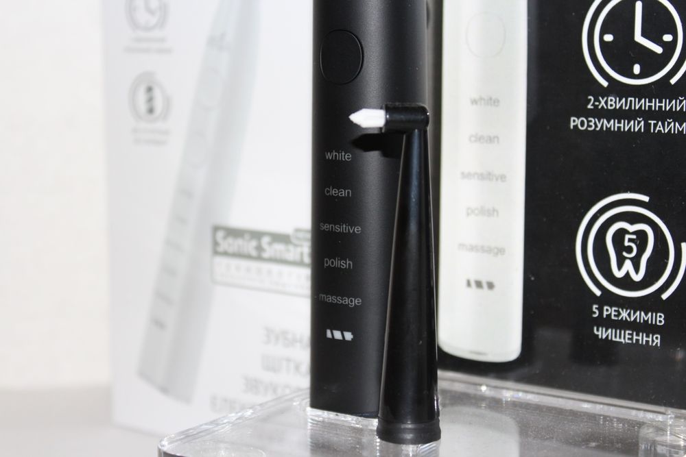 Зубна щітка електрична Vega VT-600 біла  та сорнаг