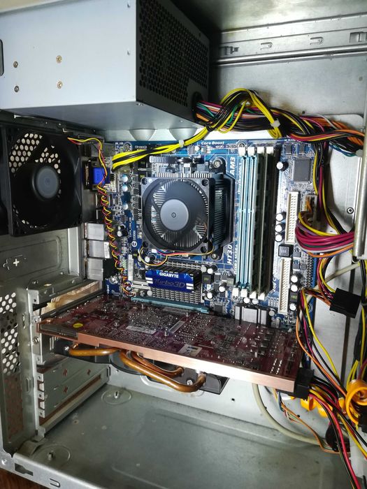 грати недорого.4 ядра 8гб відеокарта 1 GB на 5 пам'яті WOT на середніх
