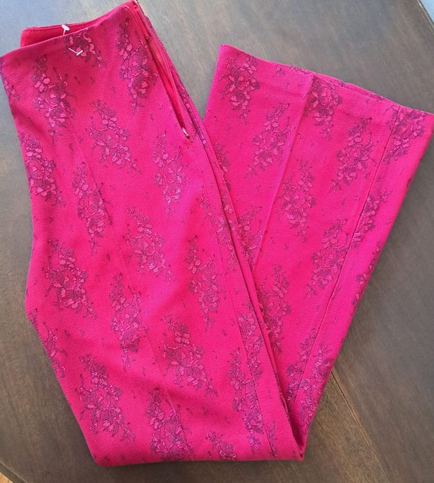 Calcas de renda de boca de sino.