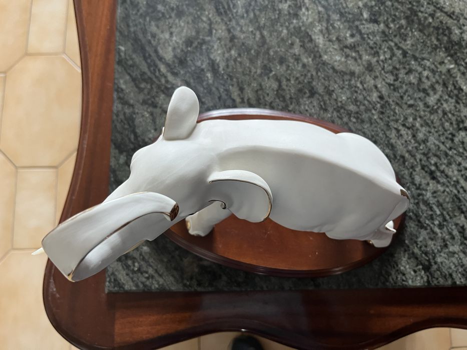 Estatuetas em marfinite