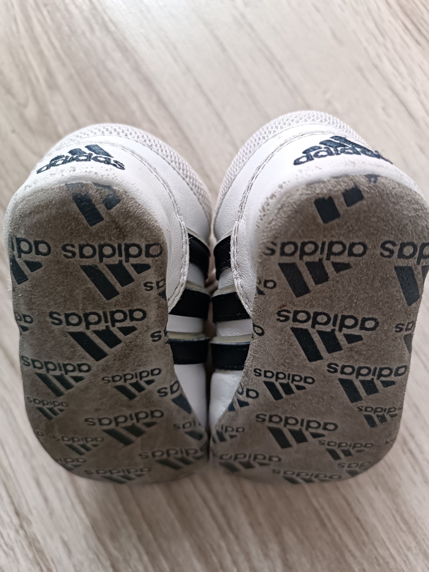 Buty niechodki adidas białe z granatowym wykończeniem 18