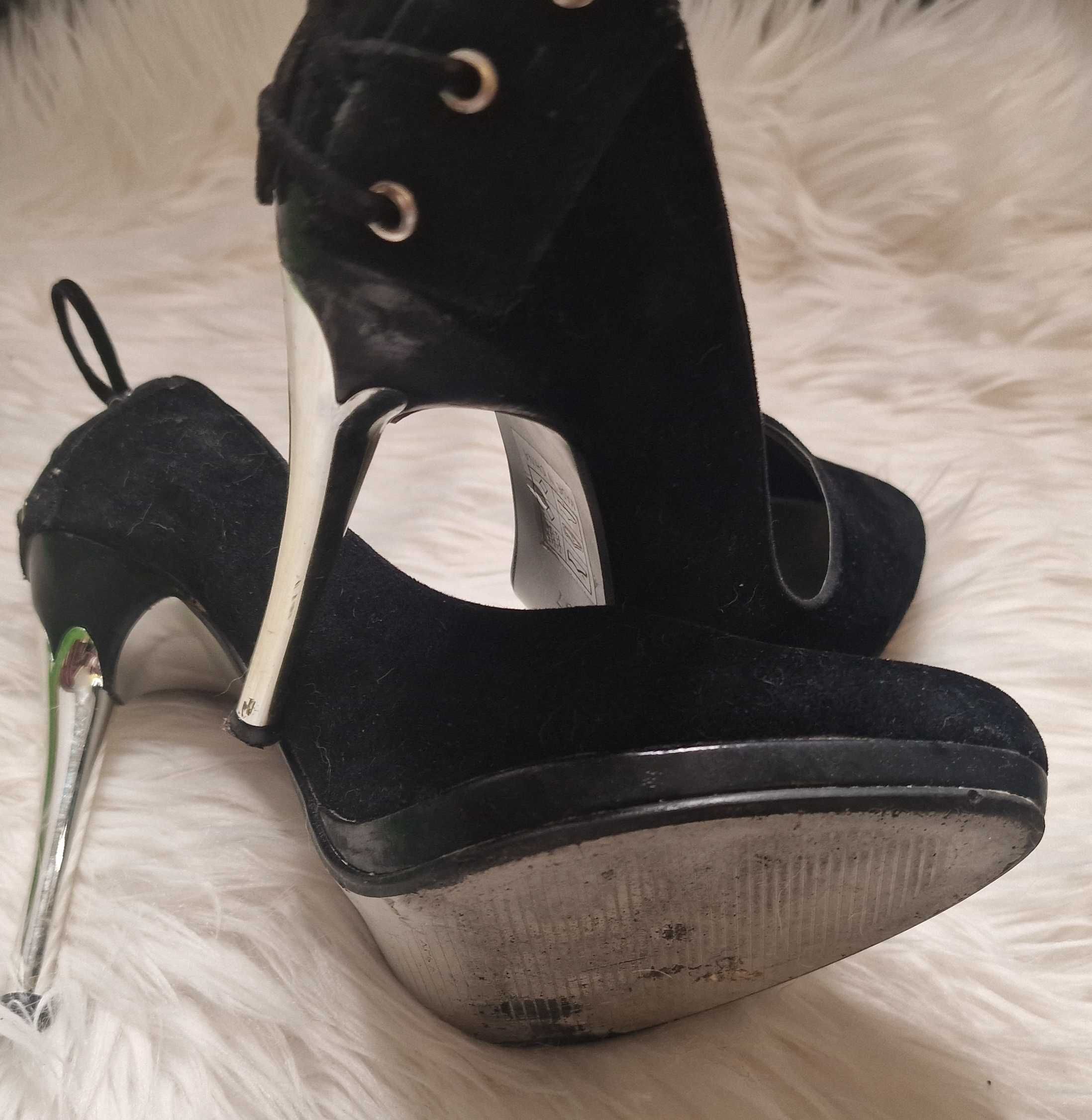 Sapatos de Salto Alto em Veludo Pretos